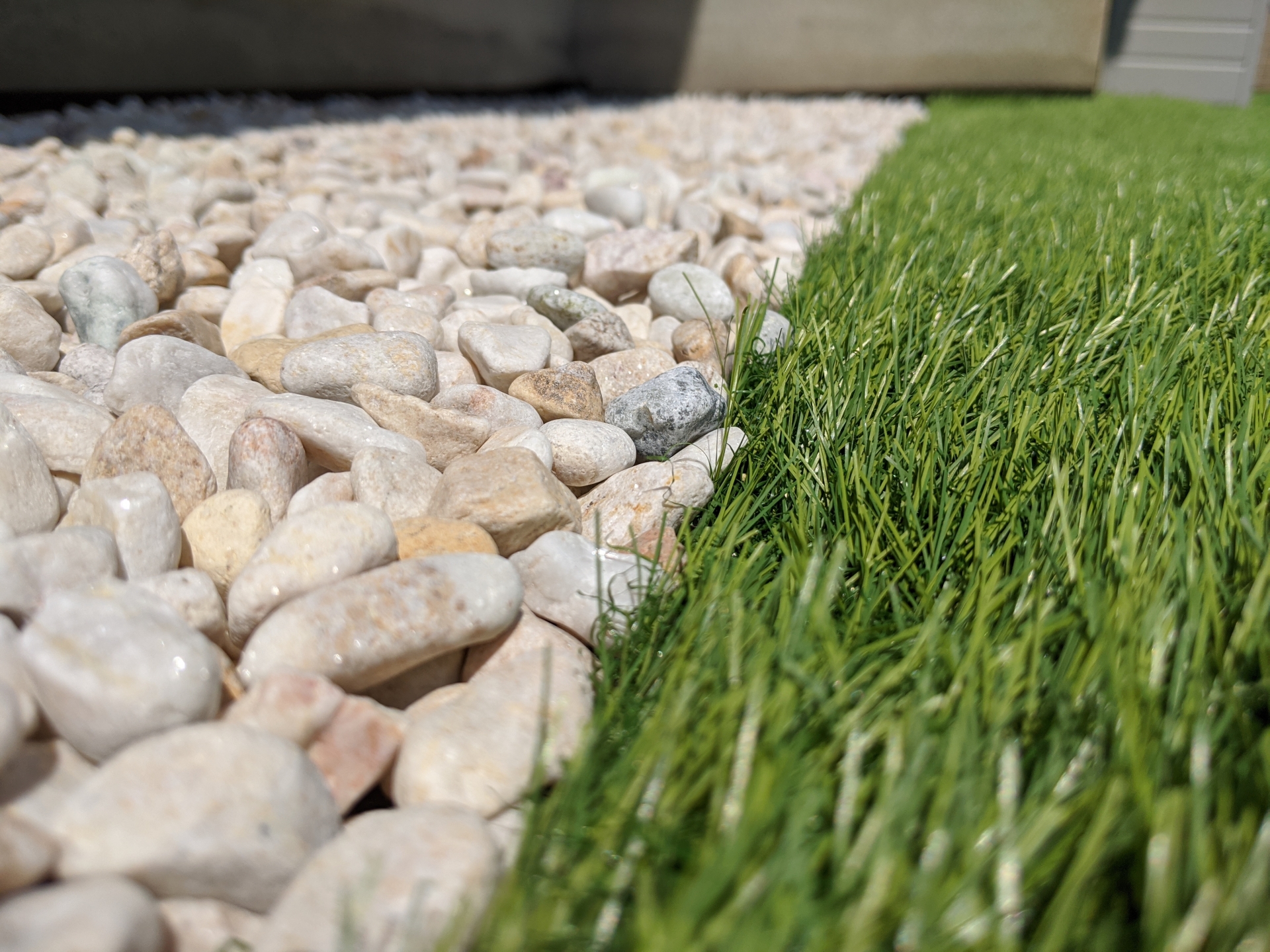 人工芝、砂利 防草対策 テラス